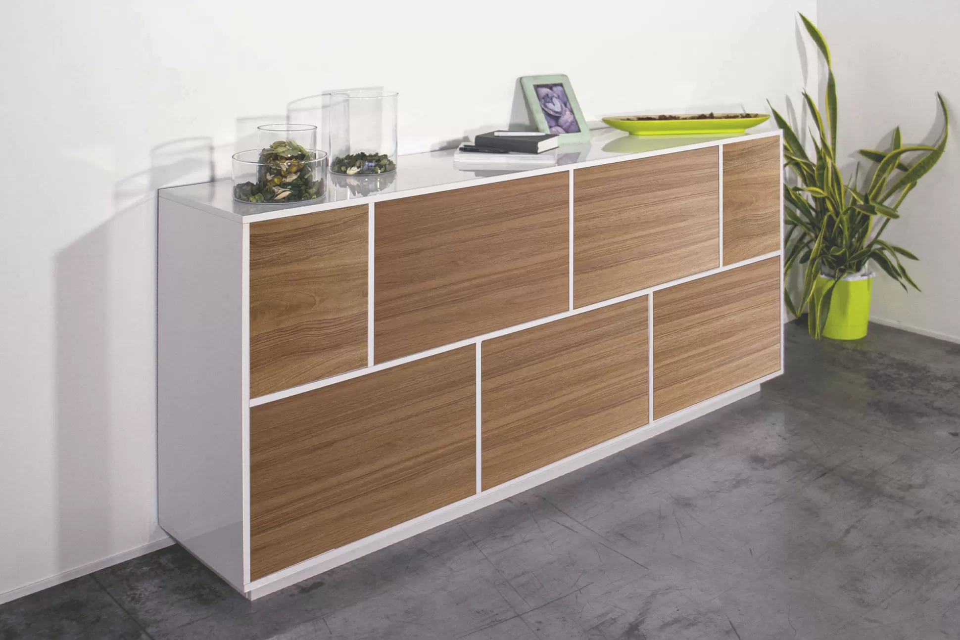 Dmora Credenze<Credenza Clinoumite, cm 200x41h86, Bianco lucido e Noce