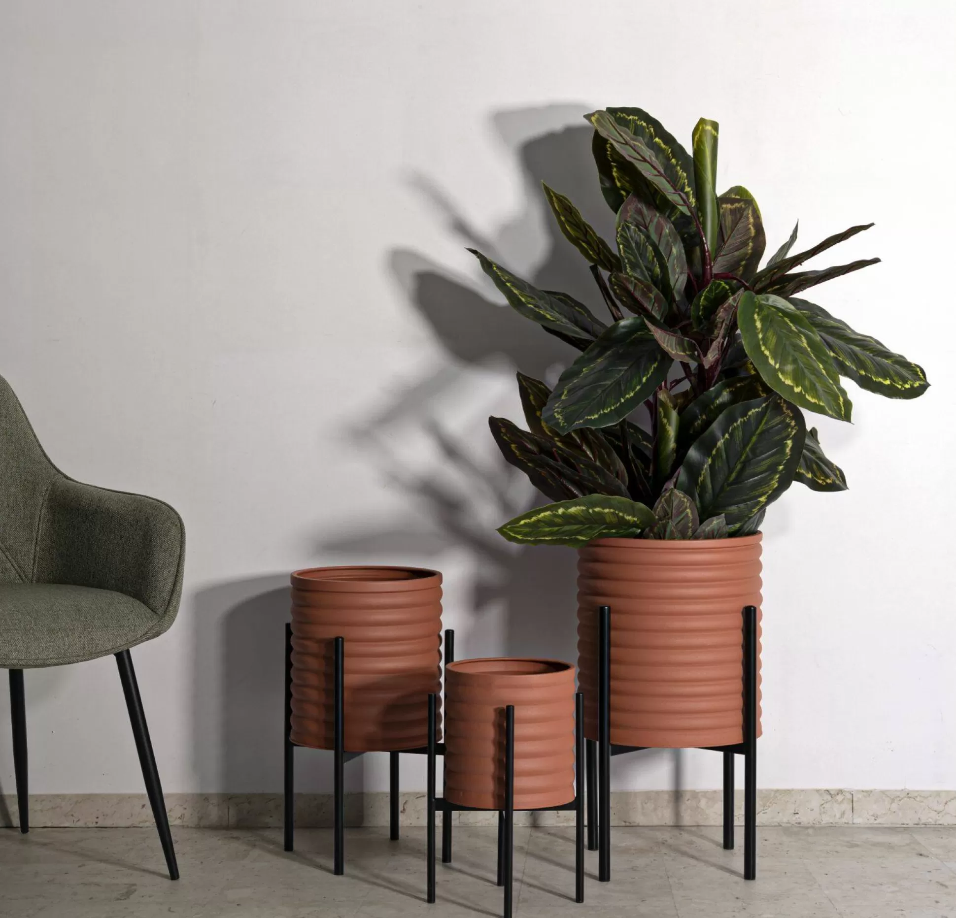 Dmora Oggettistica<Set di 3 portavasi Cisterna, 36x36 h57 cm, Terracotta e Nero